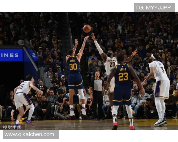 湖人勇士激战19日NBA季后赛精彩对决引发球迷热议