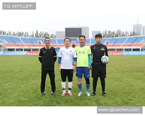 全南天龙迎战牙山球队激烈对抗展现足球魅力与团队精神